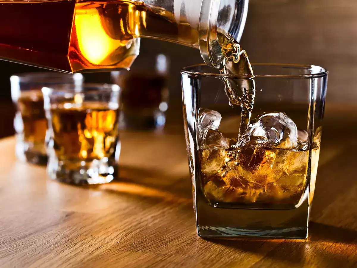 Whiskey ingeschonken in een glas - stookwinkel
